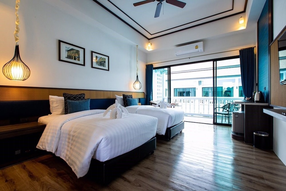 2 bed blue room pool view