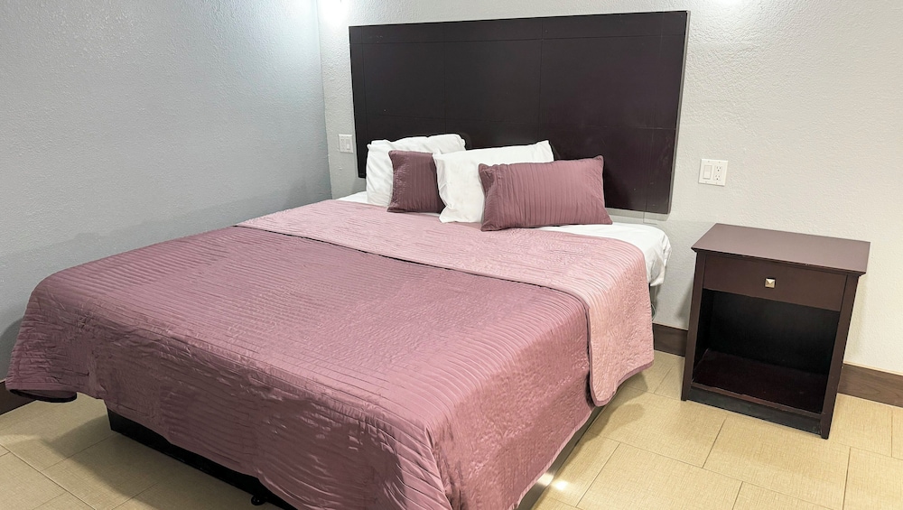 Standard Room, 1 King Bed, Non Smoking, Refrigerator & Microwave photo 2
