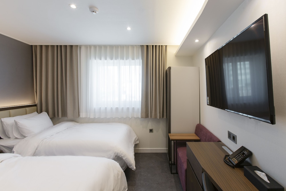 Standard Twin Room (Lounge Access) - Photo 1