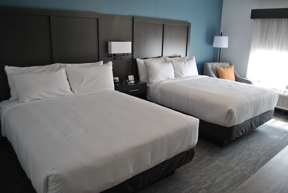 Standard Room, 2 Queen Beds, Non Smoking, Refrigerator & Microwave (Shower Only) photo 3
