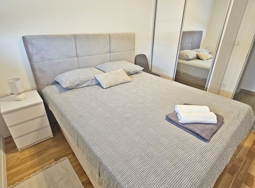 Apartment (One Bedroom Apartment with Private Ga)