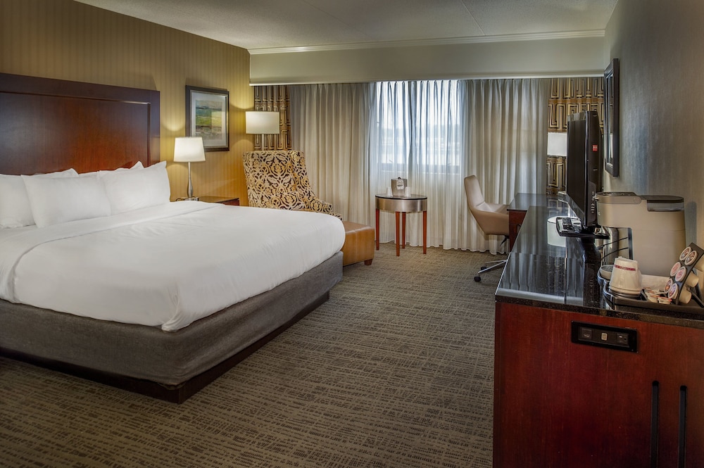 Premium Room, 1 King Bed, Balcony (Exterior Balcony) - Photo 2