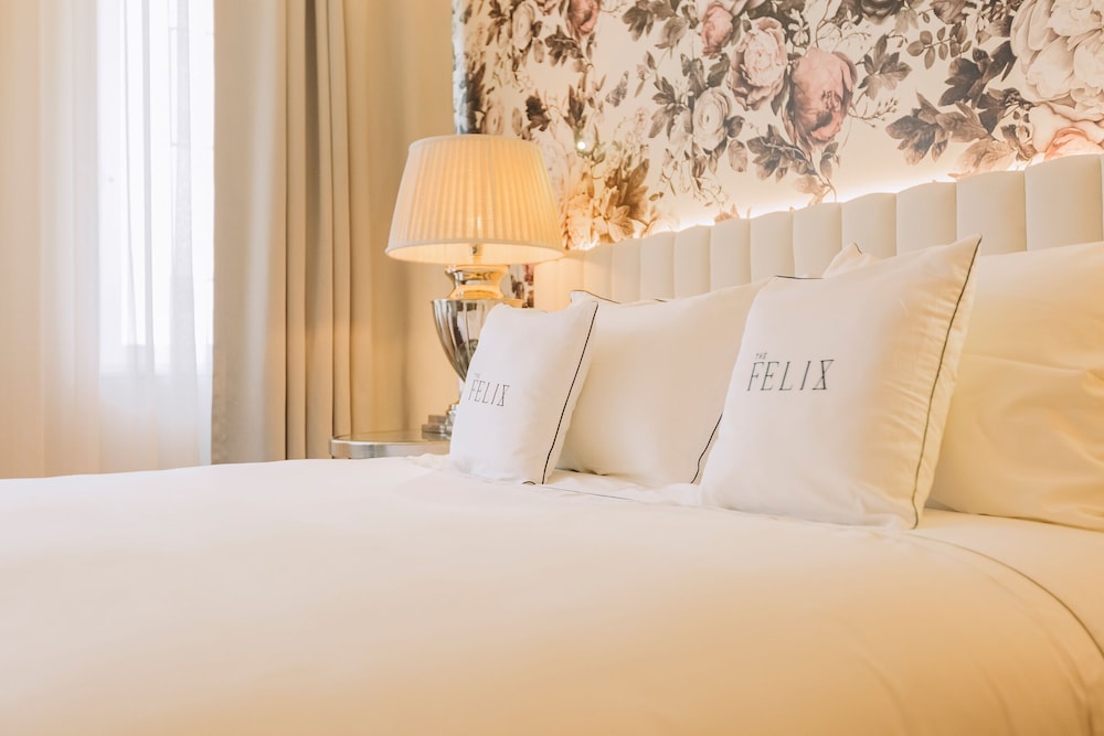 Premium Double or Twin Room thumbnail 6