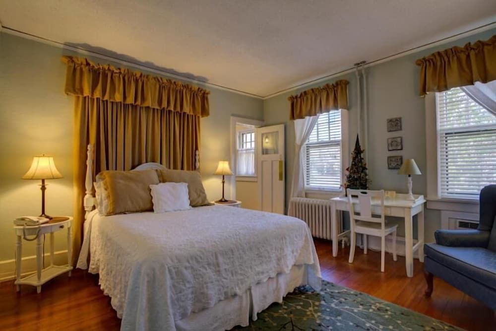 4. White Room photo 2
