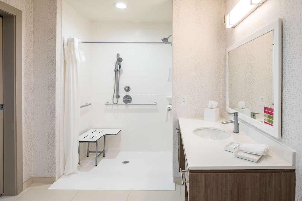 Suite, 1 King Bed, Accessible (Mobility & Hearing, Roll-in Shower) - Photo 5