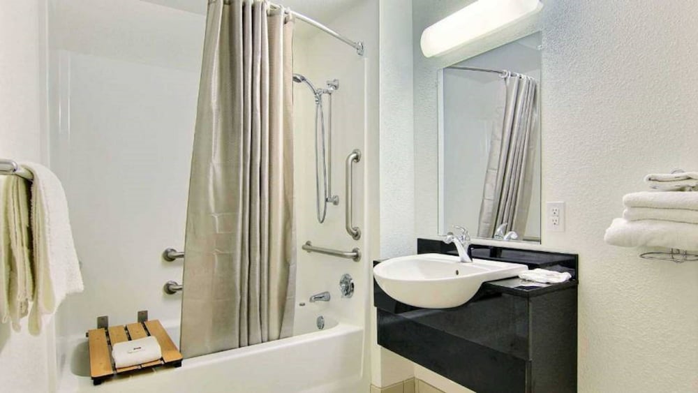 Deluxe Room, 1 Queen Bed, Non Smoking, Refrigerator & Microwave photo 2
