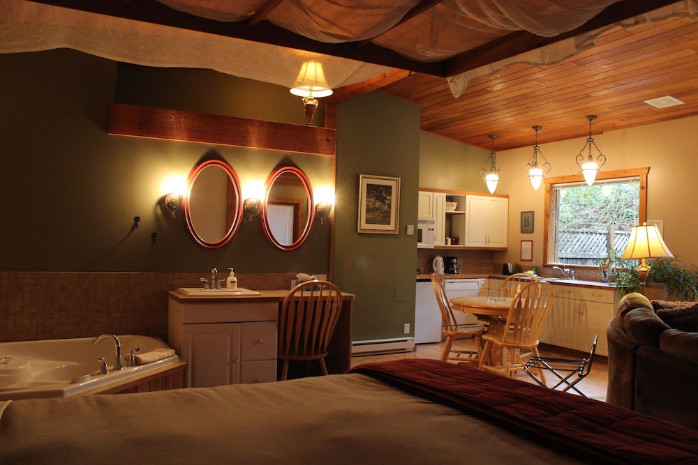 Traditional Suite, Kitchenette, Garden View photo 2