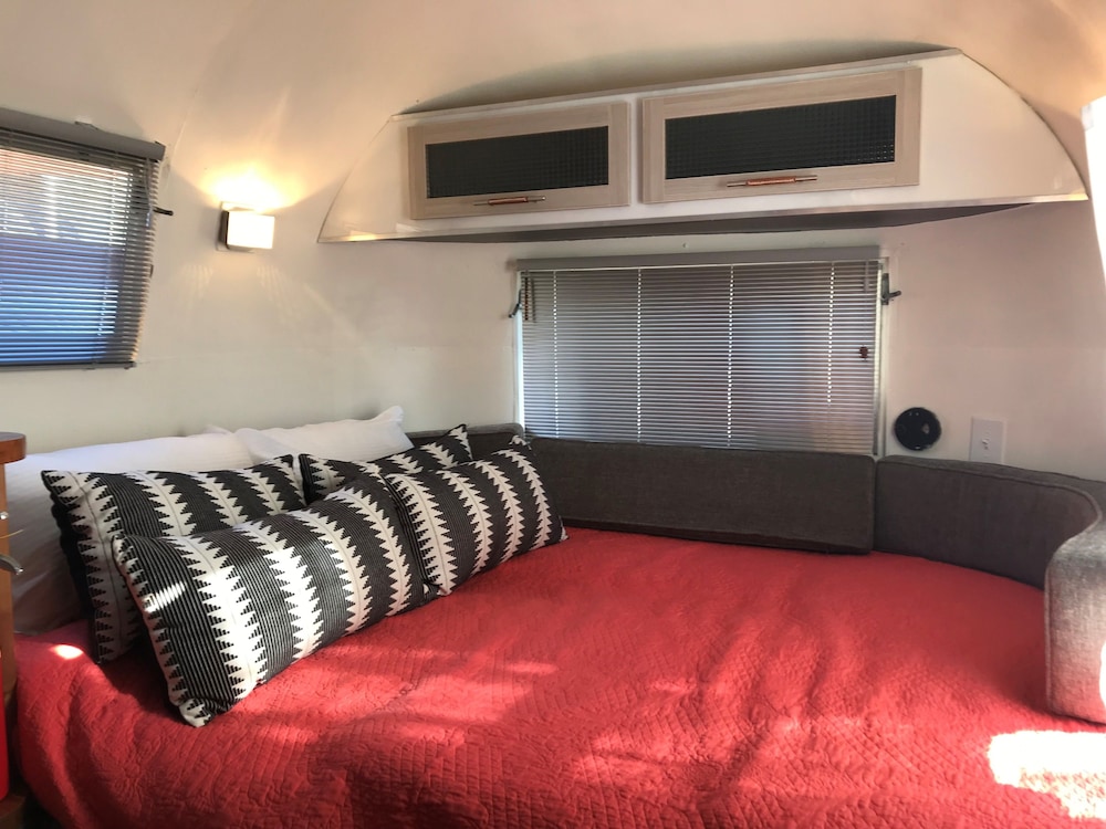 Vintage Airstream - Queen photo 3