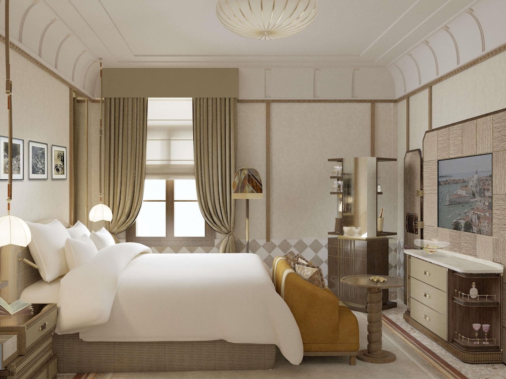 Superior Room, 1 King Bed photo 1