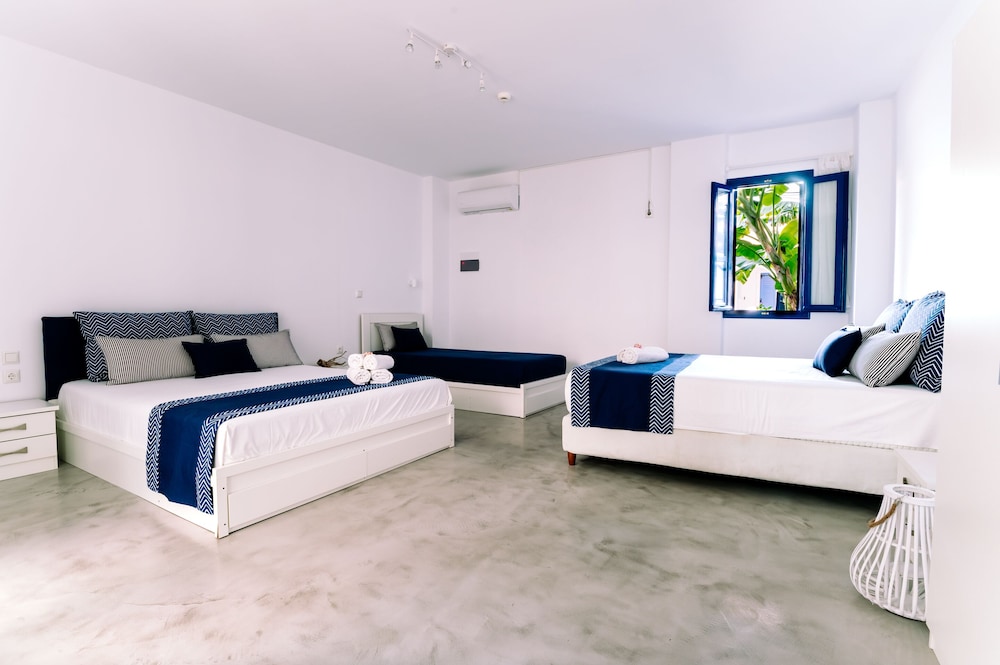 Quadruple Room, Pool View photo 1