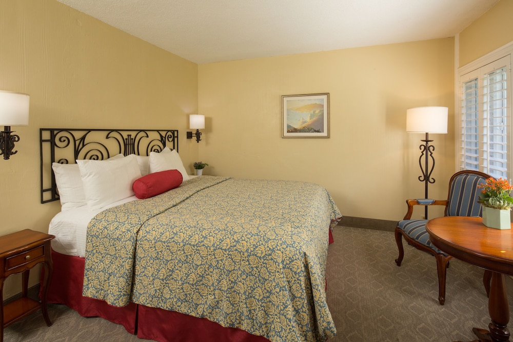 Standard Room, 1 King Bed photo 1