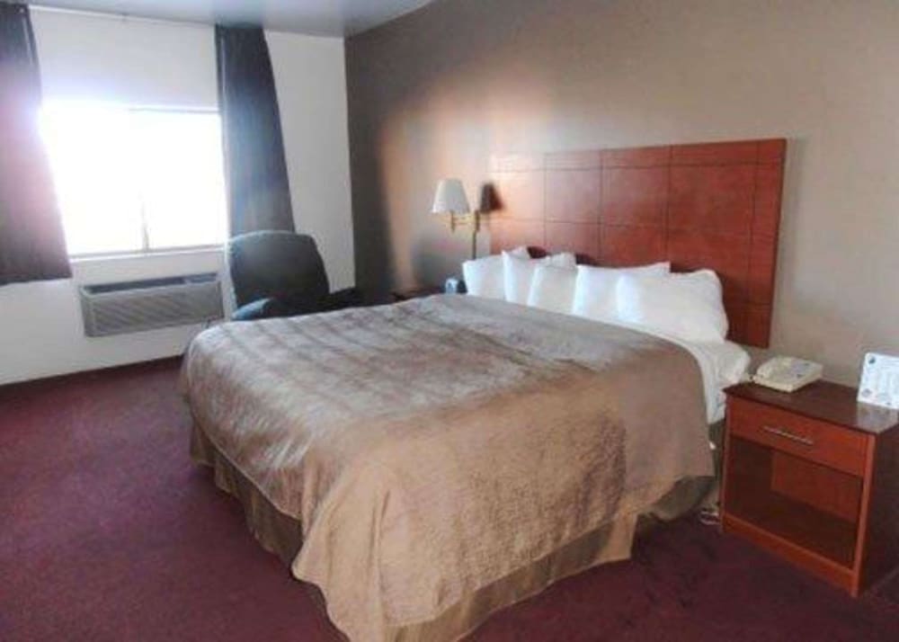 Standard Room, 1 King Bed, Non Smoking - Photo 2