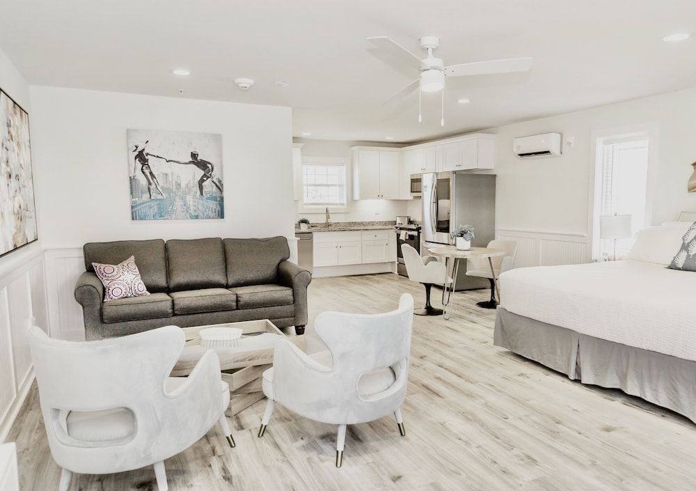 Saltwater Suites 101 King ADA Suite, 1st Fl. Barefoot