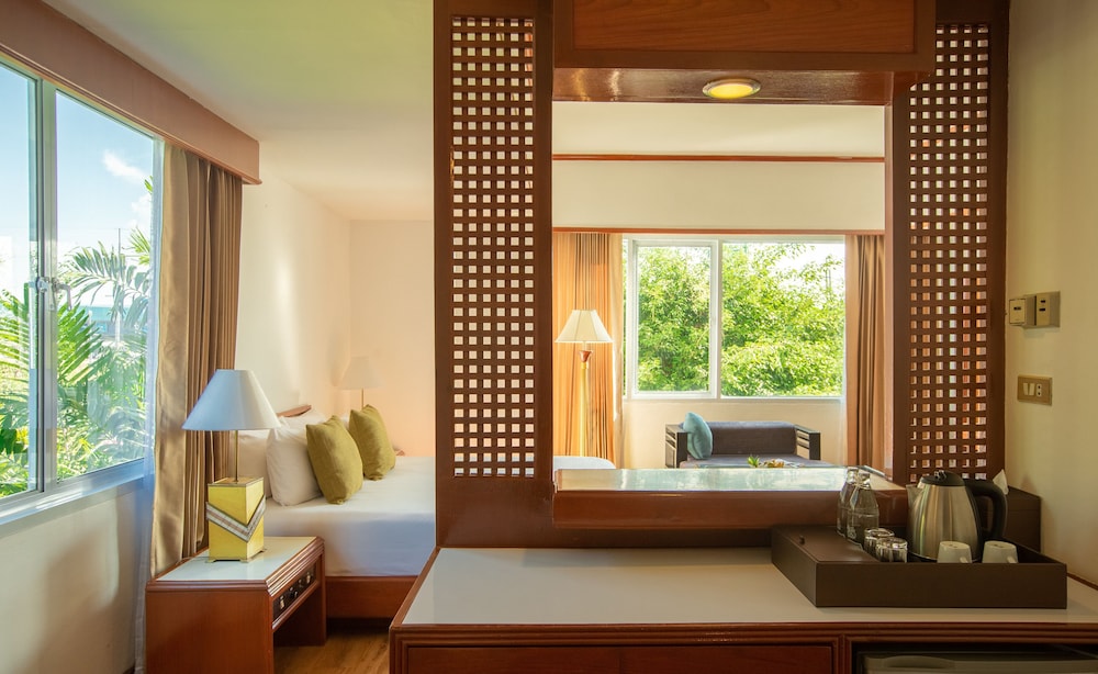 Junior Suite, 1 King Bed photo 3