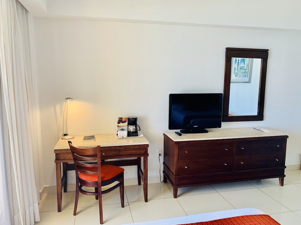 Standard Room, 1 King Bed - Photo 5