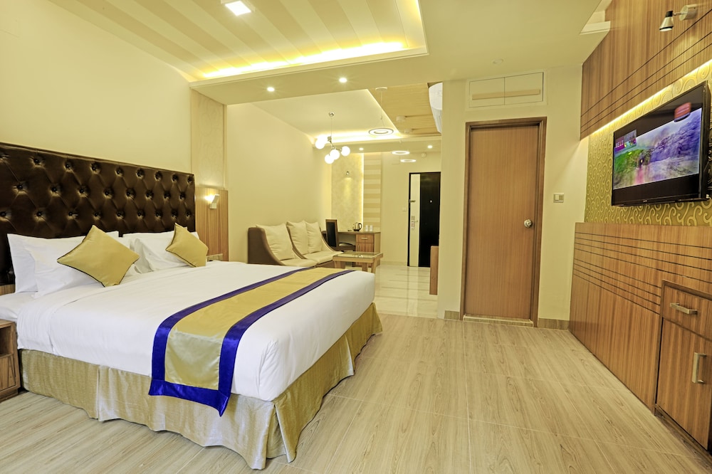 Business Suite, 1 King Bed, Smoking, 2 Bathrooms photo 3