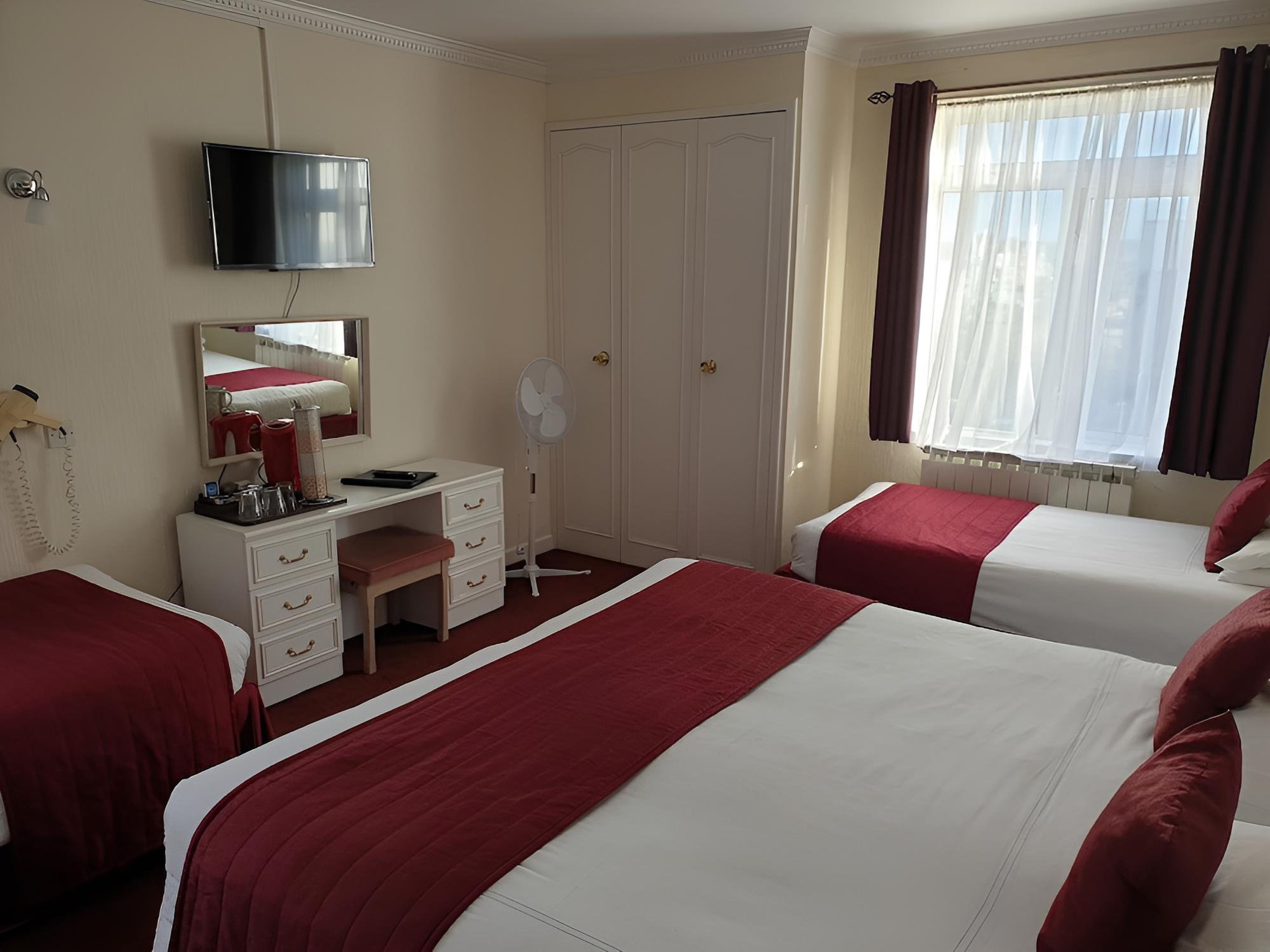 Quadruple Room, Ensuite ( (4) with Inland View ) photo 3