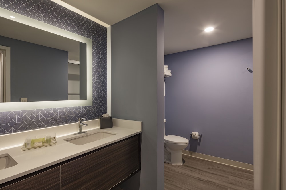 Suite, 1 Bedroom - Photo 2