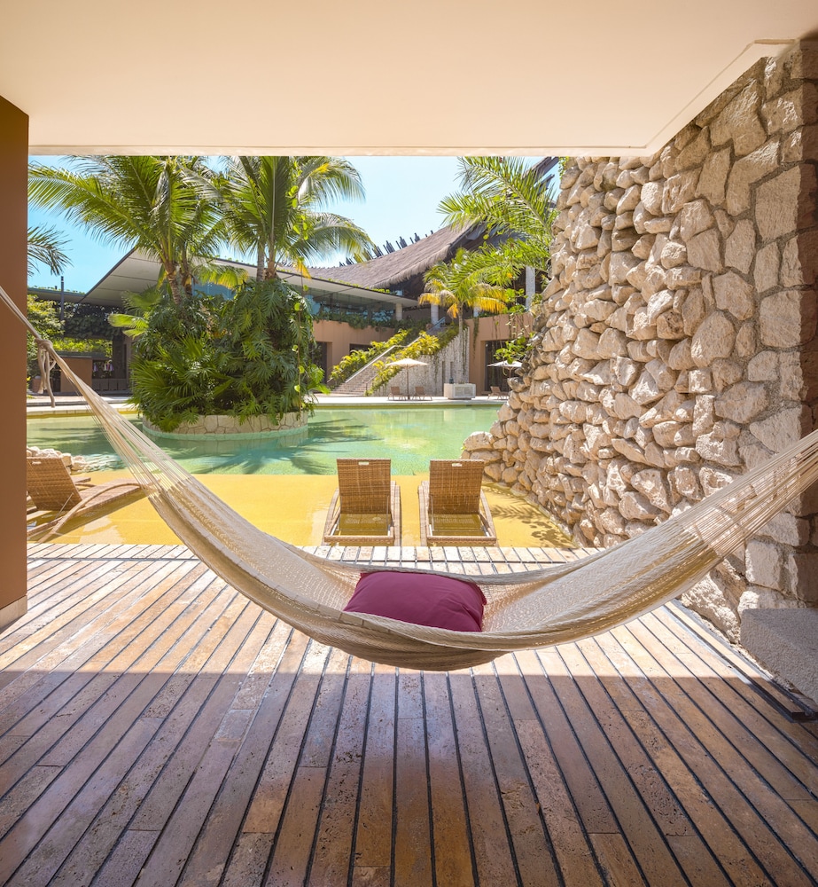 Room (Swim Up Garden)