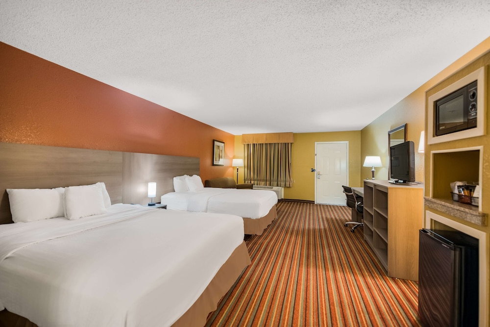 Standard Room, 2 Queen Beds, Non Smoking, Refrigerator & Microwave (with Sofabed) - Photo 3