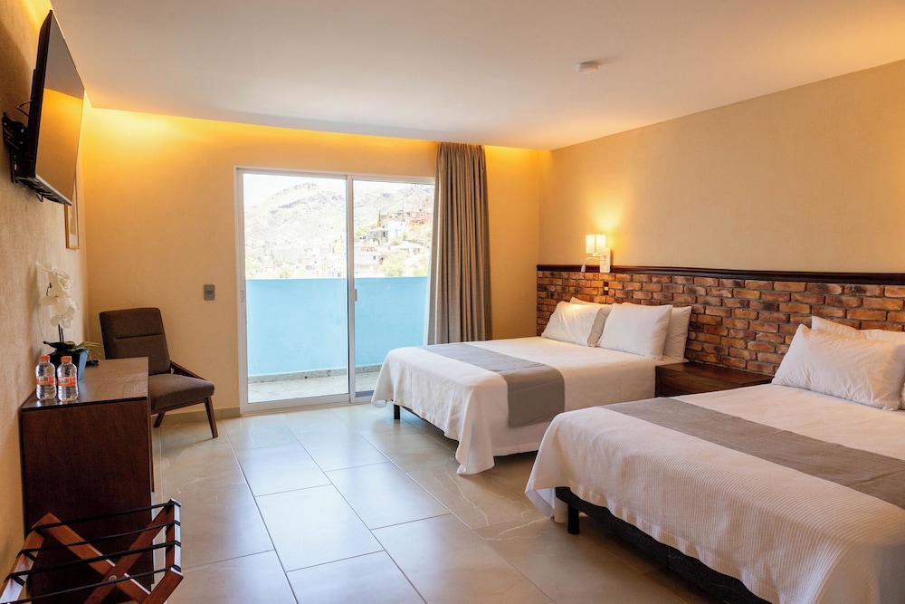 Superior Double Room, 2 Queen Beds, Balcony, City View photo 3