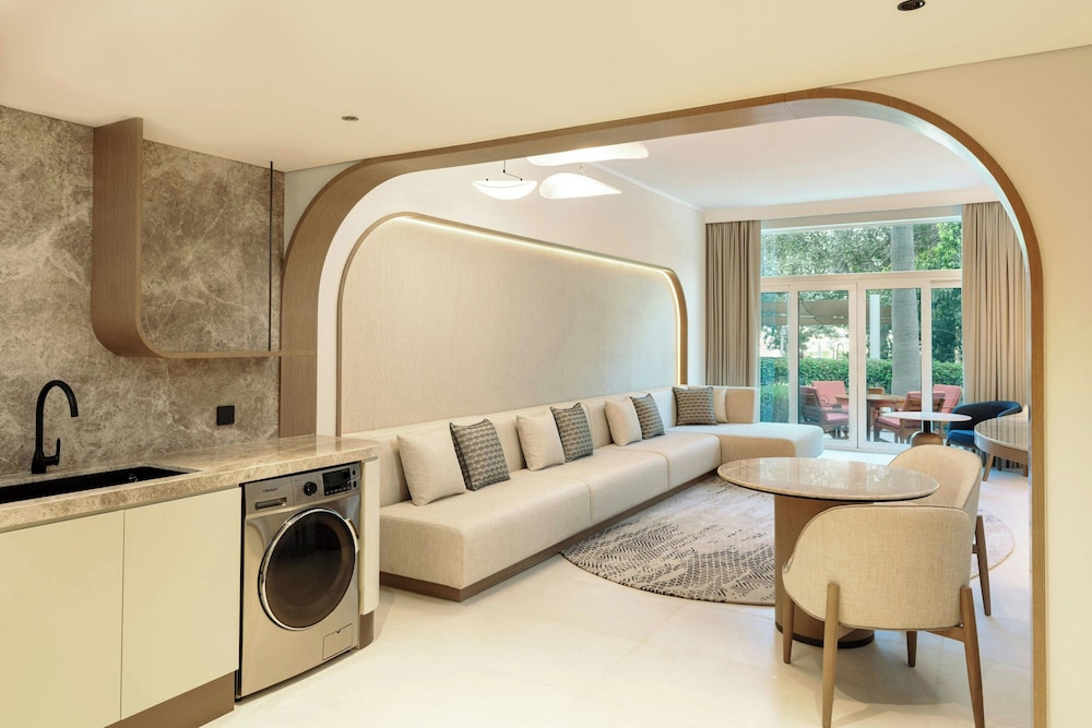 Family Duplex Suite, Club lounge access, 2 Bedroom Signature Suite, Garden view, Nonsmoking thumbnail 5