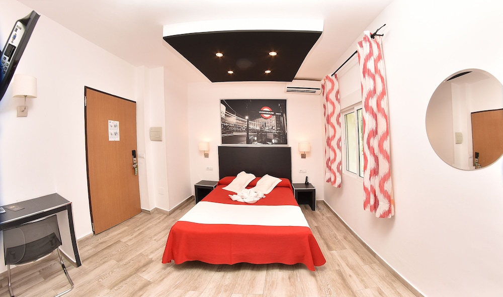 Standard Double Room with Free Airport Shuttle - Photo 4