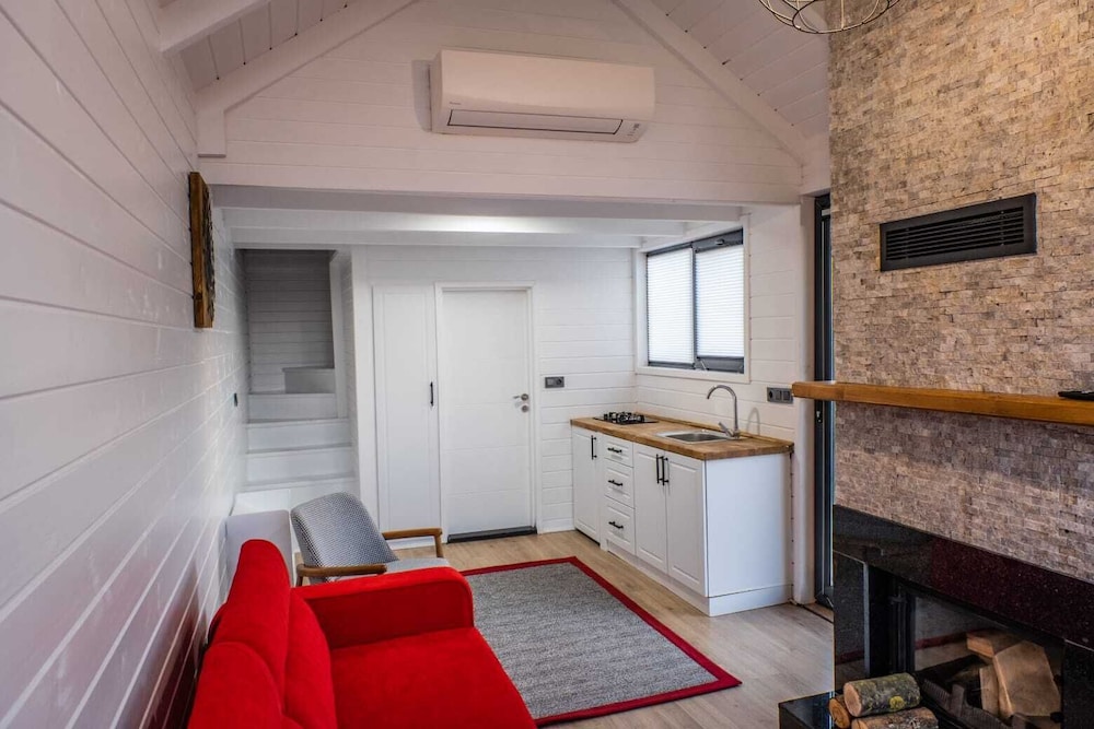 Tiny House - Photo 3