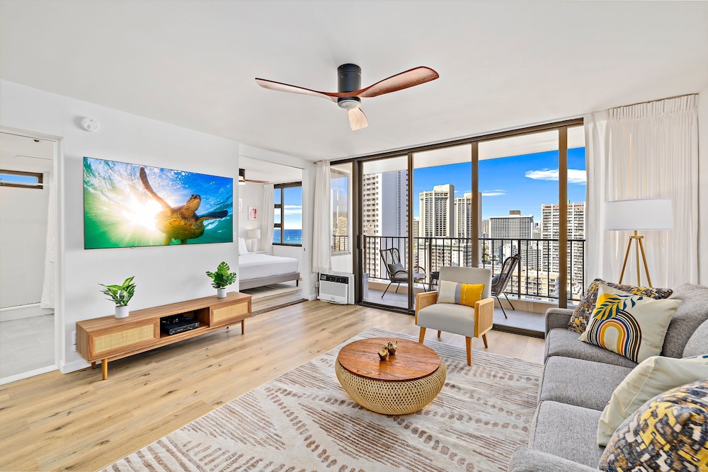 Premium Remodeled Condo with Ocean View and Parking: Premium Suite, 1 King Bed with Sofa bed, Air conditioning, Ocean View (0132) photo