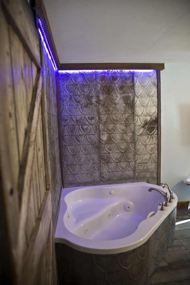 22 Carriage House - 1 Queen Bed, Jetted Tub