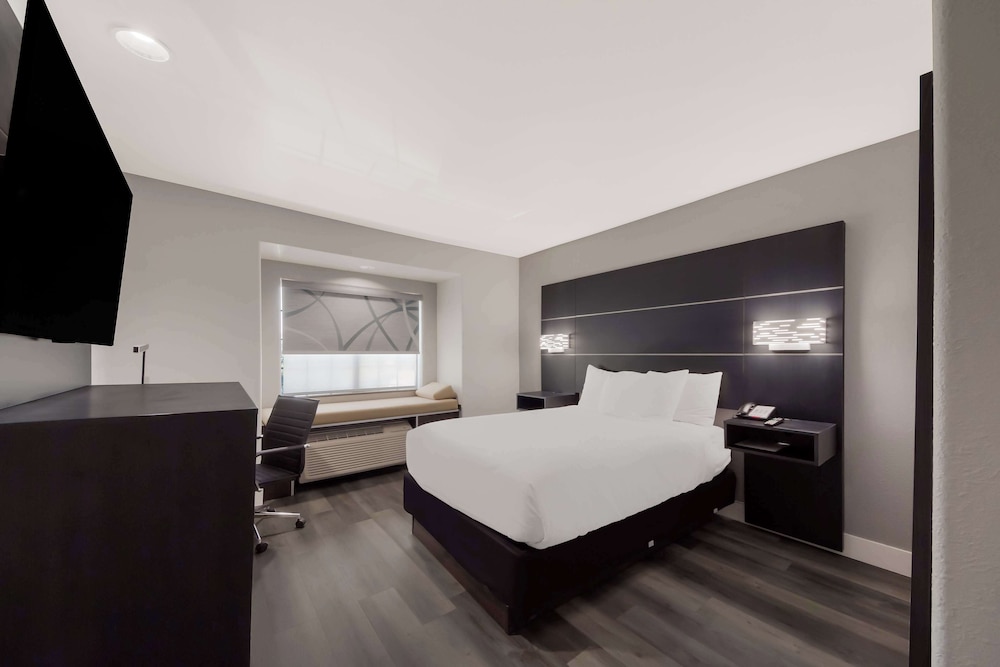 Standard Room, 1 Double Bed, Accessible, Refrigerator & Microwave - Photo 2