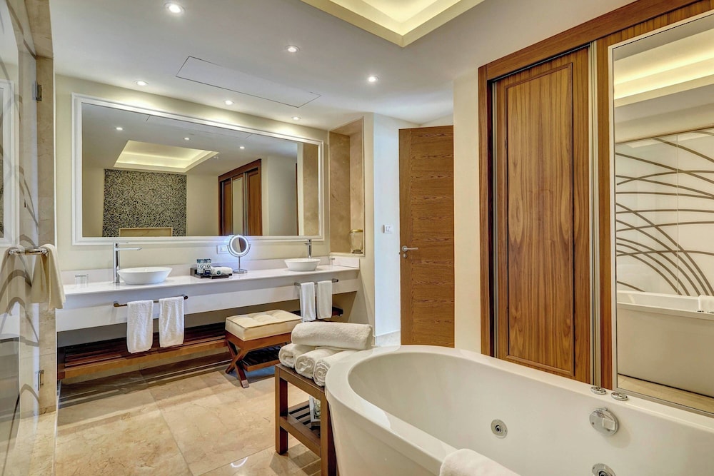 Luxury Chairman Two Bedroom Suite Ocean Front Swim Out Diamond Club - Photo 15