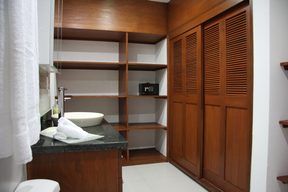 Family Quadruple Room, 2 Queen Beds, Courtyard View photo 3