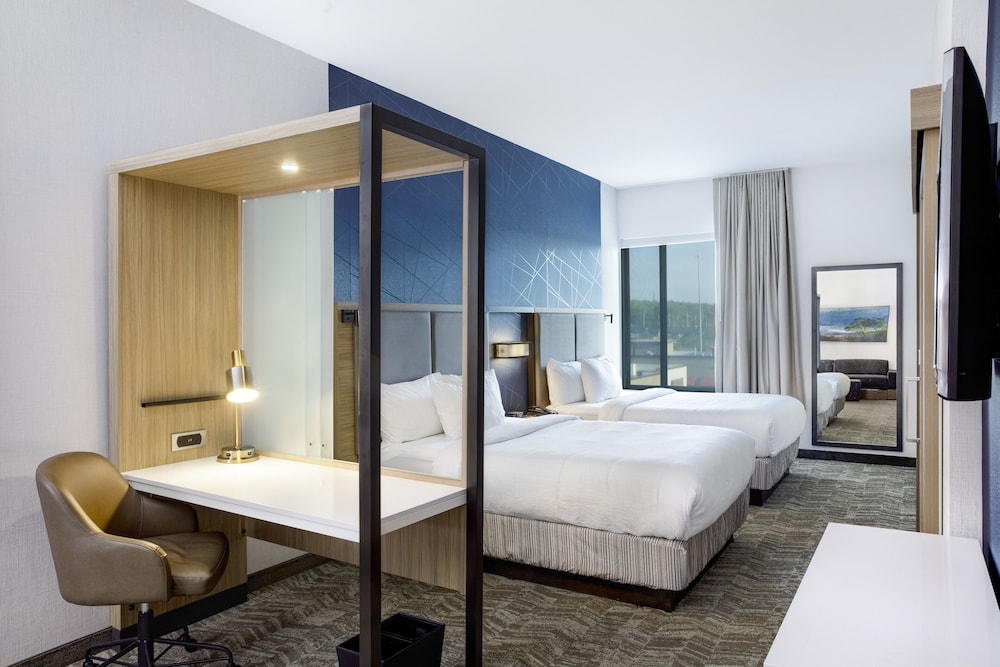 Suite, Multiple Beds (Mobility/Hearing Accessible, Tub)