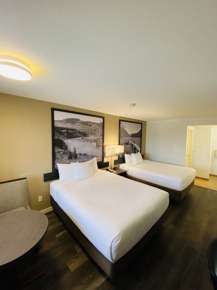 Room, 2 Queen Beds, Kitchen photo 2