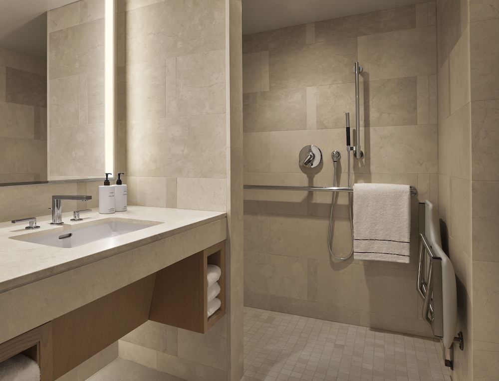 Room, 2 Queen Beds, Accessible (Roll-in shower) thumbnail 5