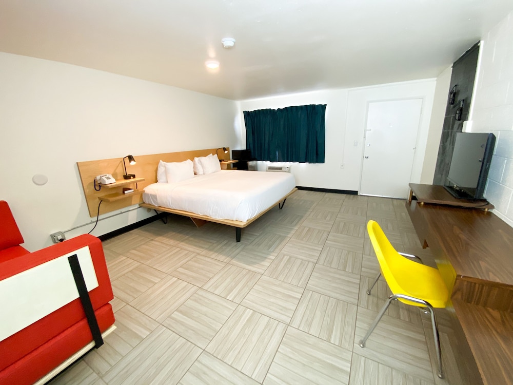 Standard Room, 1 King and Sofa (Dog Friendly) photo 3