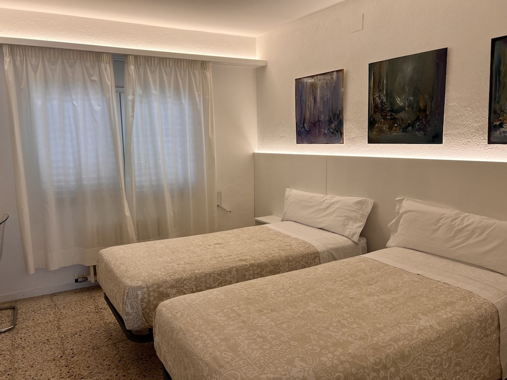 Basic Twin Room, 2 Twin Beds, Refrigerator