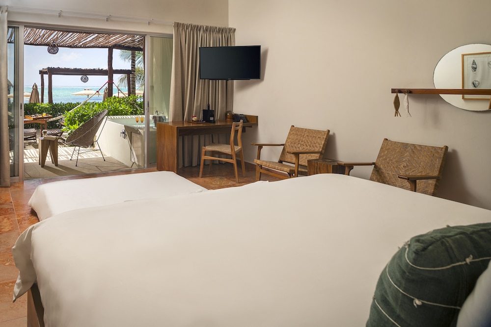 Master Suite Beachfront with Plunge Pool