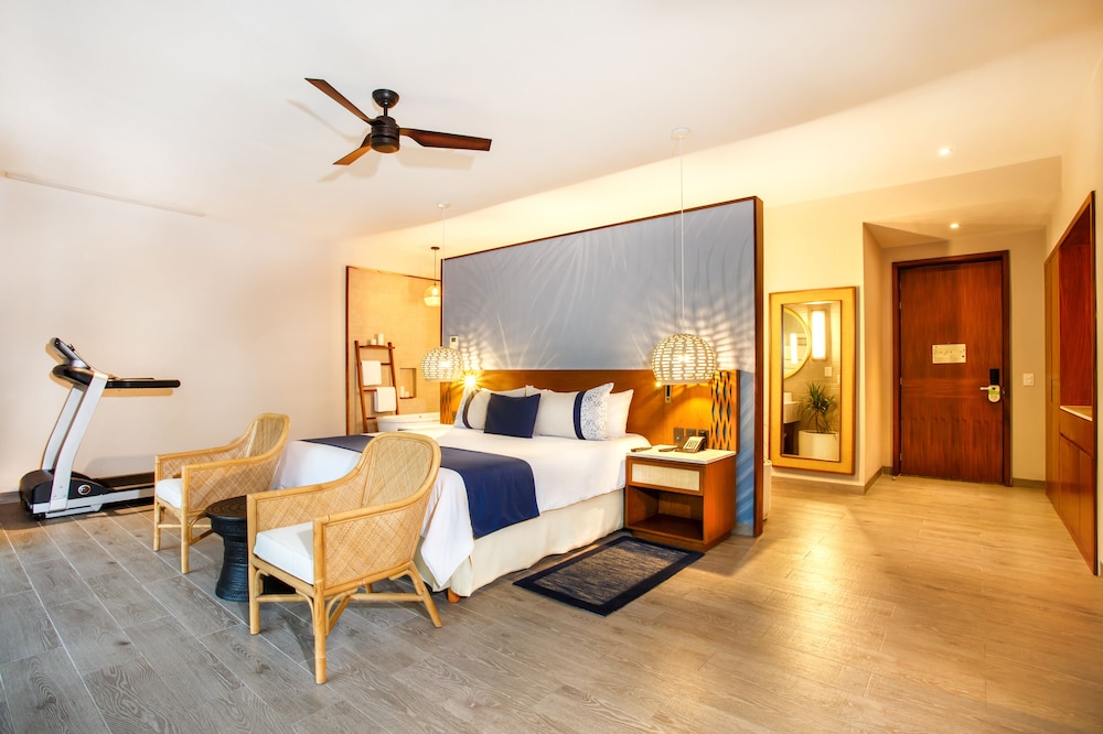 Suite, 1 King Bed (Jungle View) - Photo 2