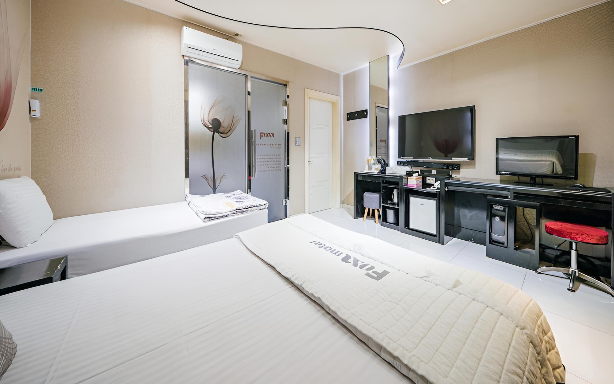 Room (Deluxe Twin) photo 2