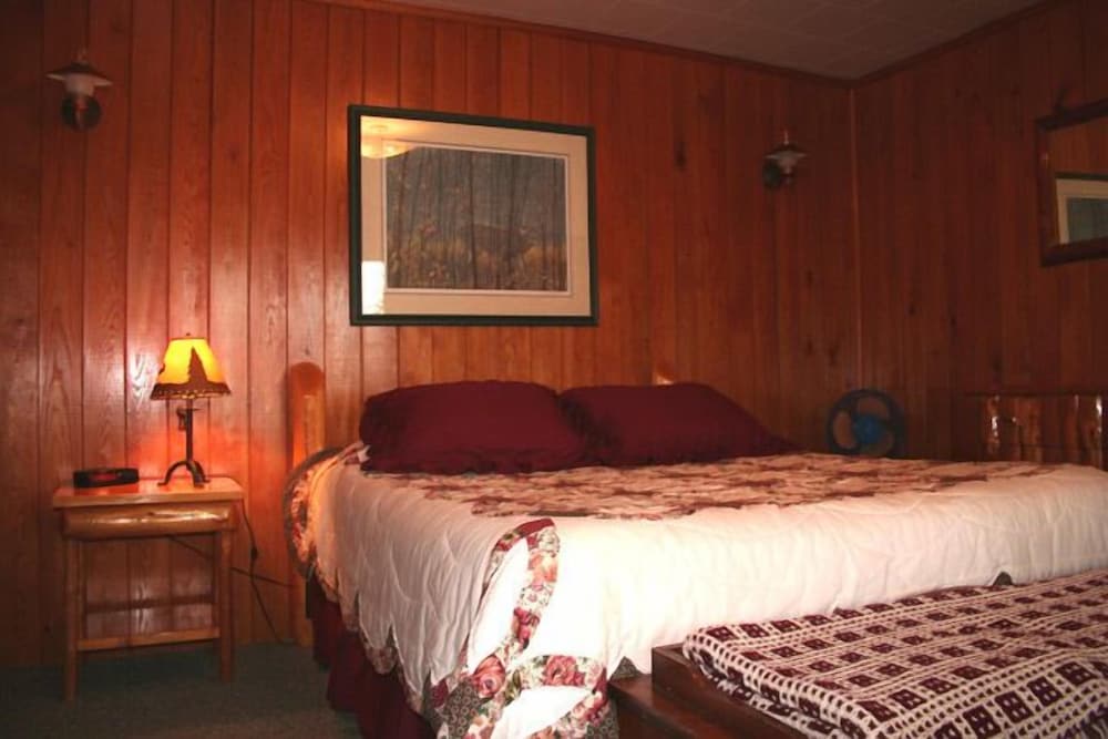 Cabin, 3 Bedrooms, Kitchen, Lake View (Cabin 5) photo 2