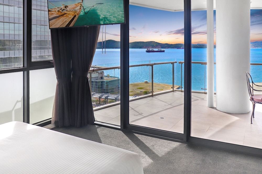 Suite, Multiple Beds, Harbor View (High Floor) photo 2