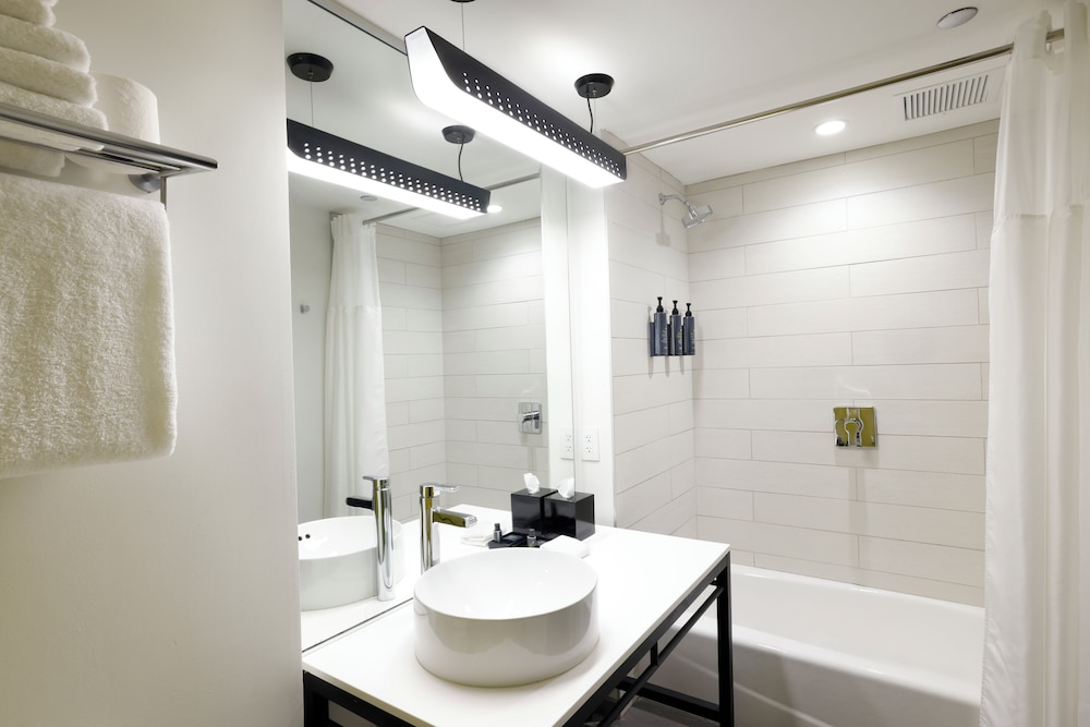 Room, 2 Queen Beds (Mobility/Hearing Accessible, Tub)