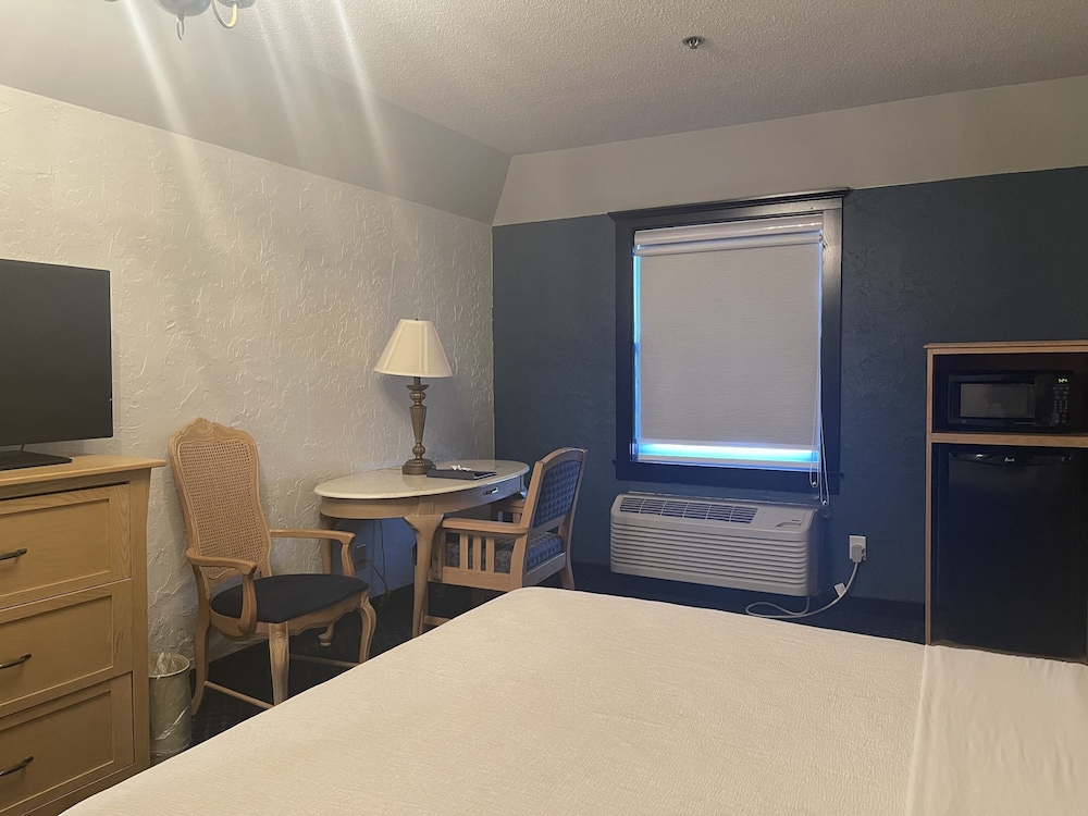 Basic Room, 1 Queen Bed - Photo 2