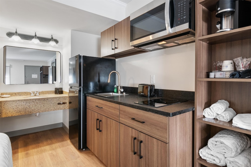 Standard Room, 2 Queen Beds, Non Smoking, Kitchenette (2nd Floor) photo 3