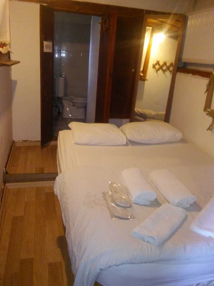 Economy Double Room, 1 Double Bed, Courtyard View photo 3