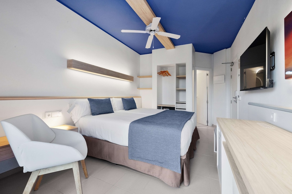 Standard Double Room, Sea View (2 Adults)