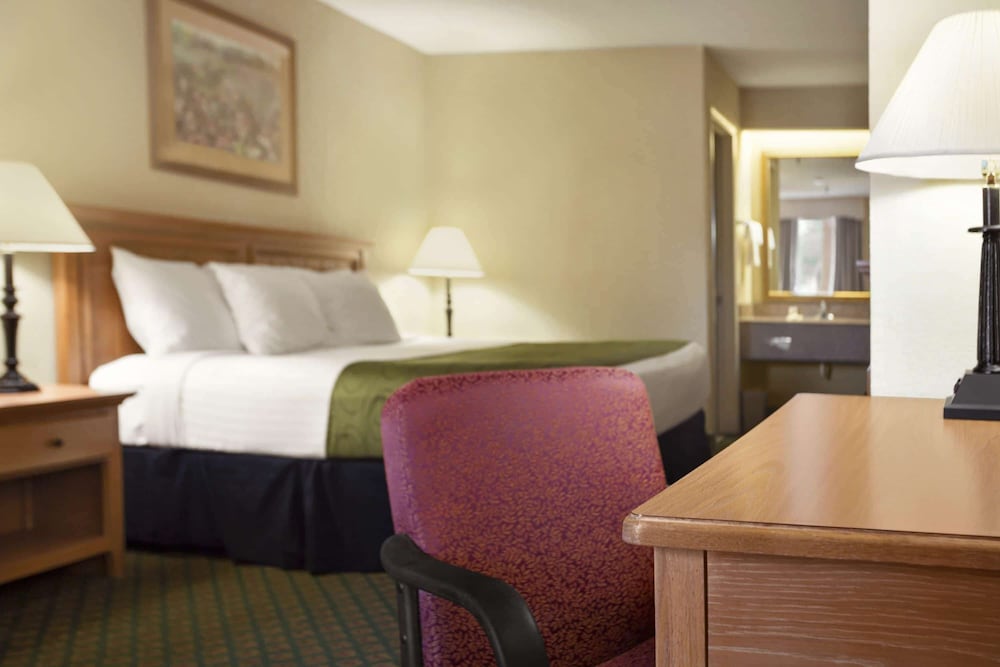 Standard Room, 2 Queen Beds, Smoking - Photo 1