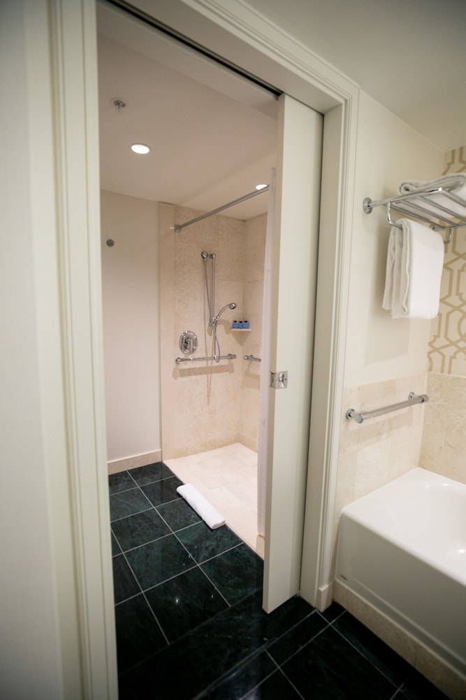 Superior Room, 1 King Bed (Mobility and Hearing Accessible) - Photo 6